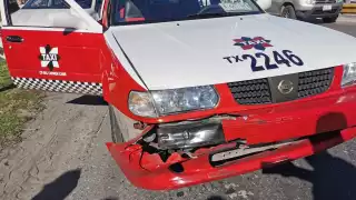 Conductor choca contra un taxista en la Glorieta del chechen en Ciudad del Carmen