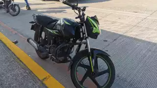 Repartidor sufre grave fractura tras ser embestido por auto fantasma en Ciudad del Carmen