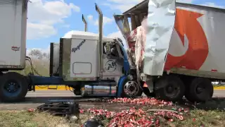 Luego del choque, elementos de la policía y la Guardia Nacional evitaron la rapiña