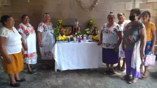 Las familias realizaron rezos, así como compartir cochinita y vasos de horchata