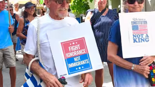 Estadounidenses protestaron contra políticas de Donald Trump en Isla Mujeres