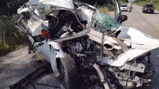 Turista queda prensado tras chocar contra un tráiler en la carretera Reforma Agraria-Cancún