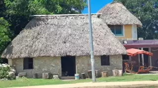 Construir con palma de huano: Tradición en riesgo por altos costos y escasez en Hecelchakán