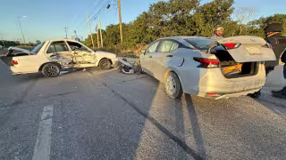Aparatoso accidente en la carretera federal 307 en Cancún deja cuantiosos daños materiales
