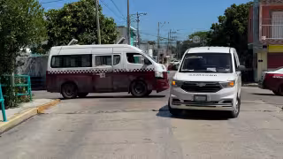 Combi colectiva choca contra camioneta de Samsung en la colonia Caleta de Ciudad del Carmen