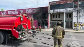 Incendio en la tienda "Qué Guay" moviliza a cuerpos de emergencia en la Supermanzana 61 de Cancún