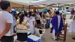 La misa se realizó en la calle 12, a un costado del camposanto