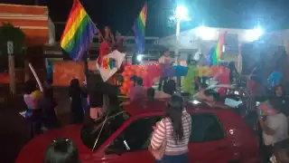 La marcha comenzó a las 22:00 horas,  estuvo muy colorido, en alusión, a los festejos de la comunidad LGBTTTIQ 