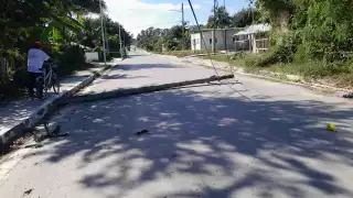 Camión derriba poste de Telmex en la Colonia Esperanza, en Escárcega, y huye