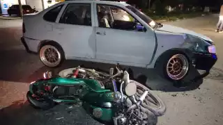 Colisión entre automóvil y motocicleta deja a una joven lesionada en la Región 227 de Cancún