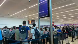 Los pasajeros de los vuelos cancelados de JetBlue acudieron a los módulos de la aerolínea en Cancún para preguntar sobre sus salidas