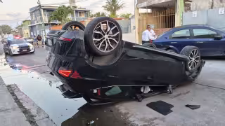 Conductor ebrio provoca volcadura en Ciudad del Carmen y huye tras el accidente