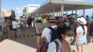 La mayoría de los que desembarcaron este día a la isla, llegaron con paquetes adquiridos en la Riviera Maya