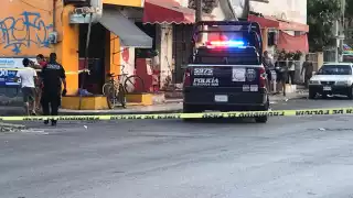 La mujer fue agredida a balazos; los vecinos reportaron haber escuchado detonaciones y a su llegada policías confirmaron que había una víctima