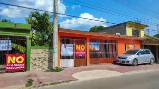 Vecinos de la colonia Centro de Peto colocan lonas para exponer sus quejas por una gasolinera