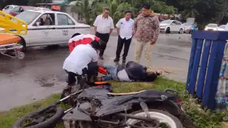 El motociclista presenta posible fractura en una extremidad inferior