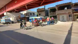 Desalojan a vendedores ambulantes bajo viaducto del Tren Maya en Escárcega; piden regularización 