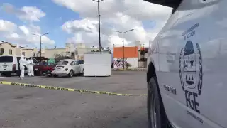 El hombre asesinado en Villas Otoch Paraíso de Cancún quedó tendido en el suelo, mientras testigos dieron aviso a las autoridades