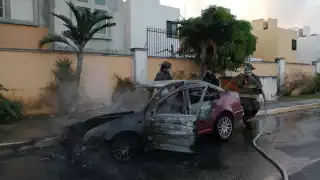 El fuego que se generó en la zona del motor del automóvil tipo Jetta en Cancún, según por un cortocircuito