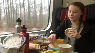 Greta Thurnberg almuerza en un tren
