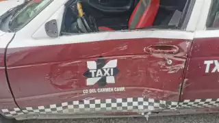 Conductor de una camioneta se estrella contra un taxi en Ciudad del Carmen