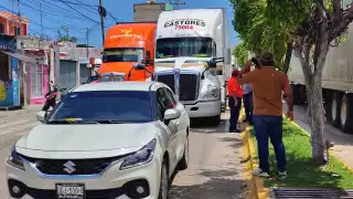 Choque entre tractocamión y auto provoca embotellamiento frente a secundaria en Ciudad del Carmen