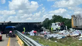 Volcadura de tráiler en la Campeche-Mérida termina en rapiña de 25 toneladas de agua   