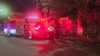 Fogata fuera de control provoca incendio en una casa abandonada de Playa del Carmen