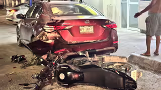 Motociclista ebrio destruye auto estacionado y escapa herido en Campeche
