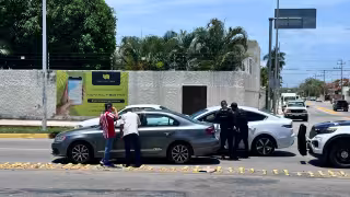 Invasión de carril provoca choque y caos vial sobre la avenida Colosio de Campeche