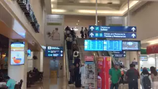 Turistas nacionales y extranjeros abarrotaron las salas de las terminales 2 y 3 del aeropuerto