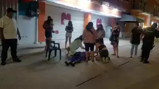 Tras descartar el COVID-19, paramédicos se retiraron dejando a la mujer a cargo de su esposo