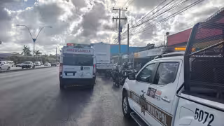 Derrame de aceite de un camión provoca accidentes en avenidas Chac Mool y López Portillo de Cancún
