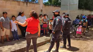 Las cerca de 50 madres decidieron no dejar a sus hijos en las aulas debido a la llegada del docente