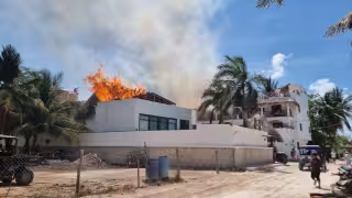 Fuerte incendio en Holbox alcanza hotel y viviendas; moviliza a cuerpos de emergencia
