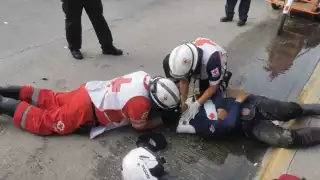 Motociclista derrapa tras falla mecánica en la colonia benito Juárez