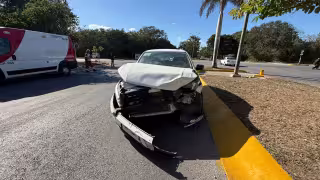 Aparatoso percance vehicular en Paseo Central y 125 en Playa del Carmen deja daños materiales
