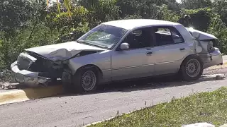 El automóvil fue llevado al corralón de Cozumel tras impactarse contra un poste de alumbrado en la ínsula