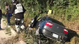 Elementos de la Guardia Nacional ayudaron al automovilista tras accidentarse en el Periférico de Cancún