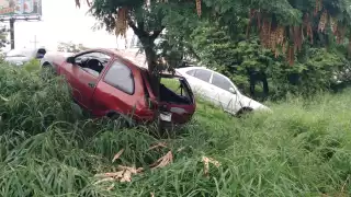 Los automóviles patinaron debido al pavimento mojado