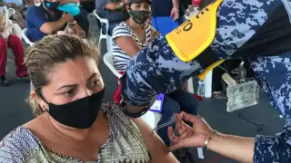 Los cozumeleños recibieron la vacuna contra el COVID-19 en sus asientos; la afluencia en los módulos fue buena, consideran autoridades