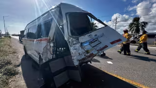 Choque por alcance en carretera federal 307 deja varios lesionados en Puerto Aventuras
