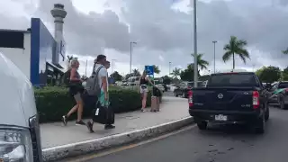Turistas caminan para no perder sus vuelos en Cancún por tráfico vehicular: EN VIVO