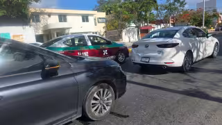 Choque por alcance provoca caos vial en avenida Central de Campeche