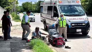 Adulto mayor y joven resultan heridos tras fuerte choque de motocicletas en Imí, Campeche