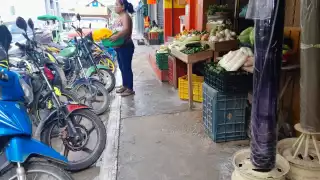 Los pobladores piden reubicar a los comerciantes para retirarlos fuera de las banquetas