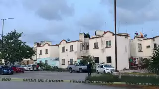 Elementos de la Policía de Quintana Roo, acordonaron la avenida ya que cerca de la unidad de alquiler quedaron casquillos percutidos