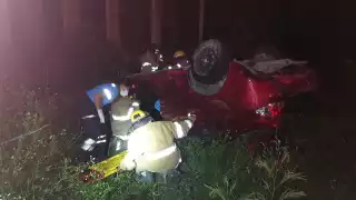 El automóvil quedó a un lado de la carretera tras el accidente ocurrido a la entrada de Puerto Morelos