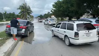 La unidad permanece arriba de la banqueta del Boulevard Luis Donaldo Colosio de Cancún