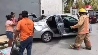 La conductora del automóvil Aveo fue valorada por paramédicos y llevada al Hospital General de Cancún tras el choque